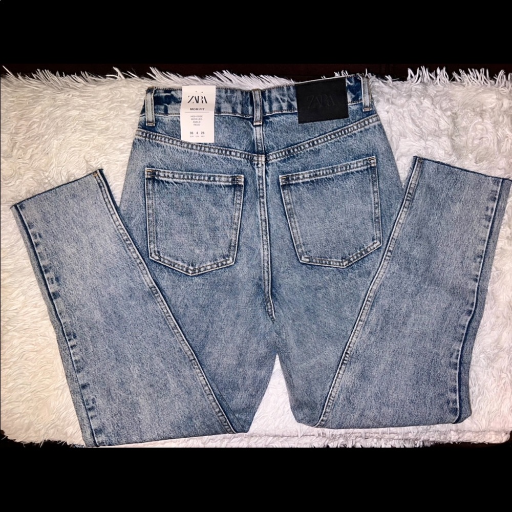 Zara / Mom Fit Jeans / Size 4